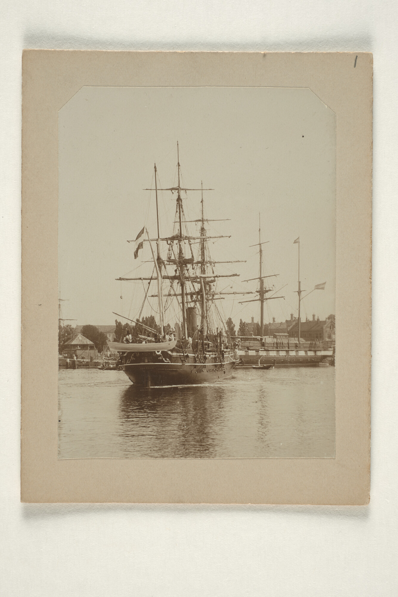 1995.6684; Het korvet Hr.Ms. 'Alkmaar' legt aan bij het Marine Etablissement te Amsterdam, juni 1895; foto