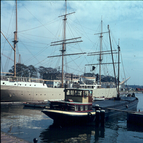 S.9100(0217); Het opleidingsschip 'Pollux' in het Oosterdok te Amsterdam; diapositief