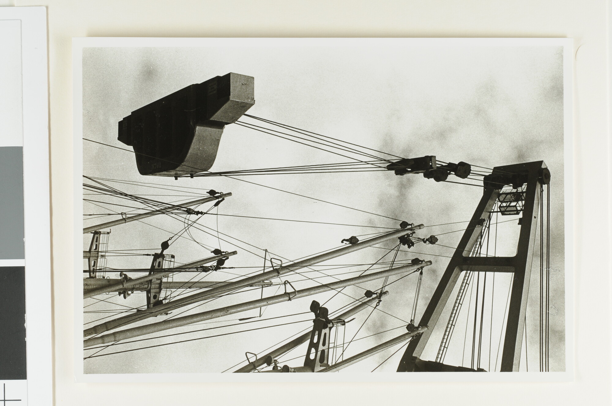 S.7032(003); Foto's van het hijsen van zware lasten aan boord van het vrachtschip ms. 'Loppersum' van de NV; fotoreportage