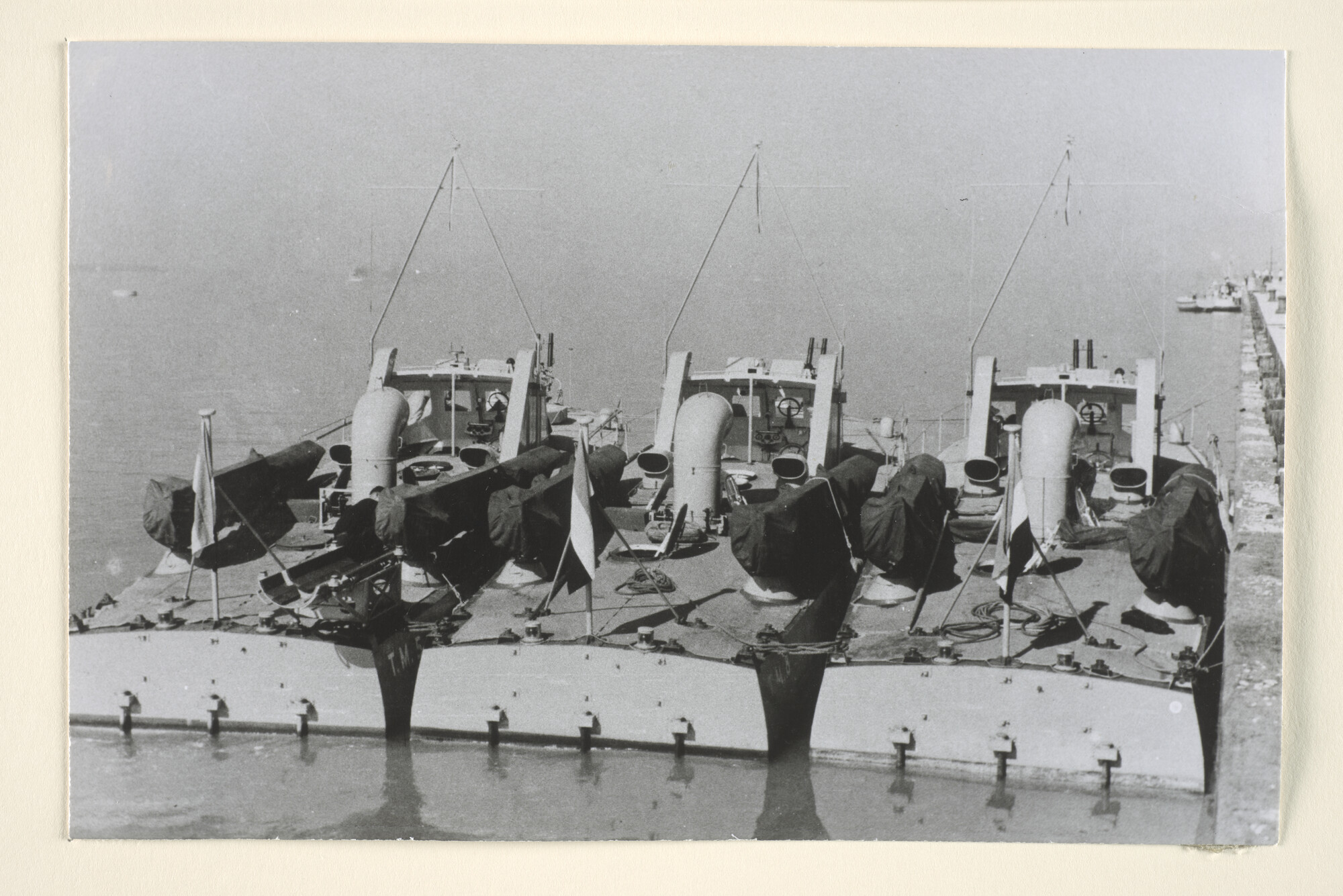 1995.1307; Drie motortorpedoboten, waaronder de 'TM 5' en 'TM 8', naast elkaar afgemeerd te Soerabaja (Voor- en achteraanzicht); fotoreportage