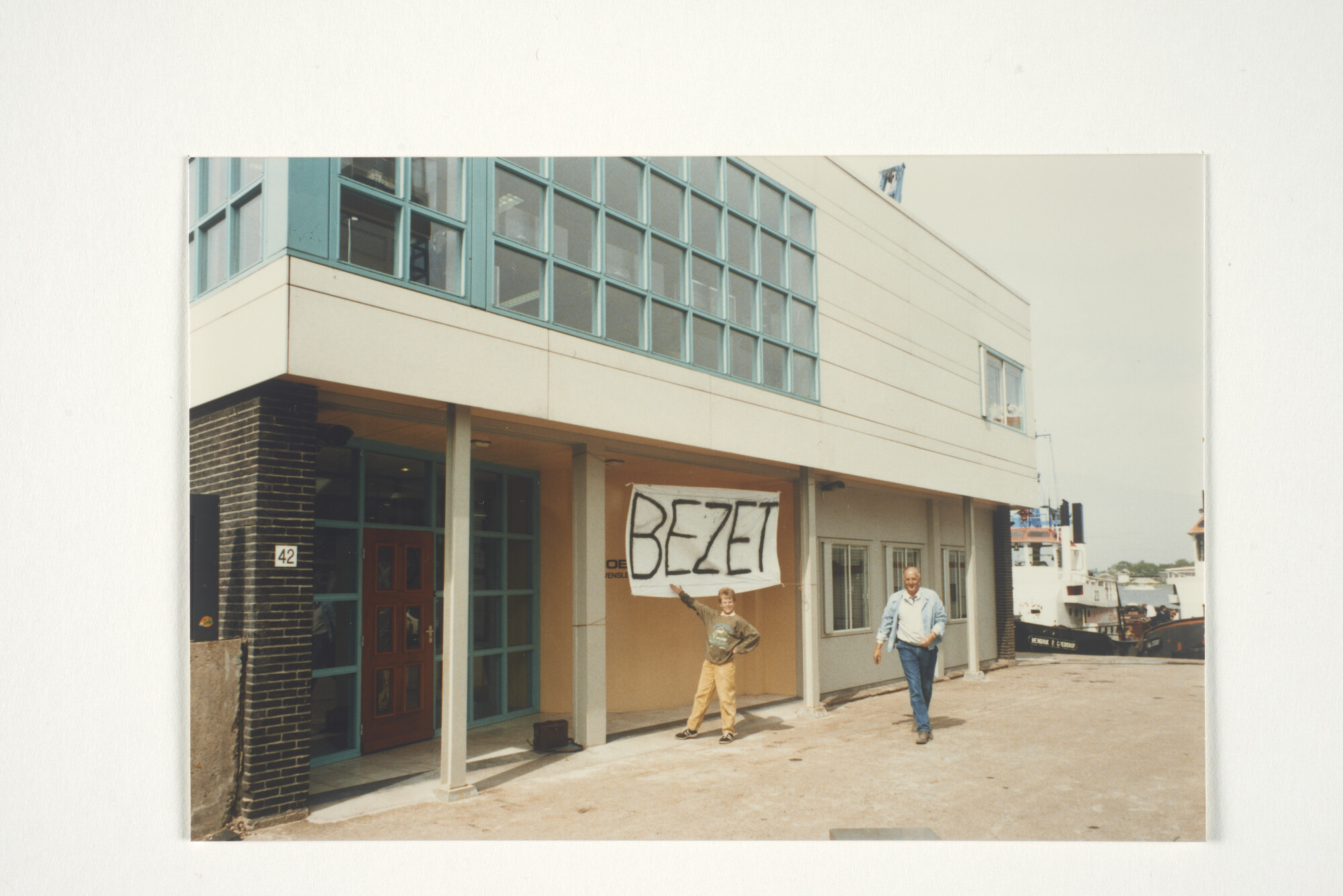 2001.1686; Bezetting van het kantoor aan de Westerdoksdijk door het personeel van [...]; fotoreportage