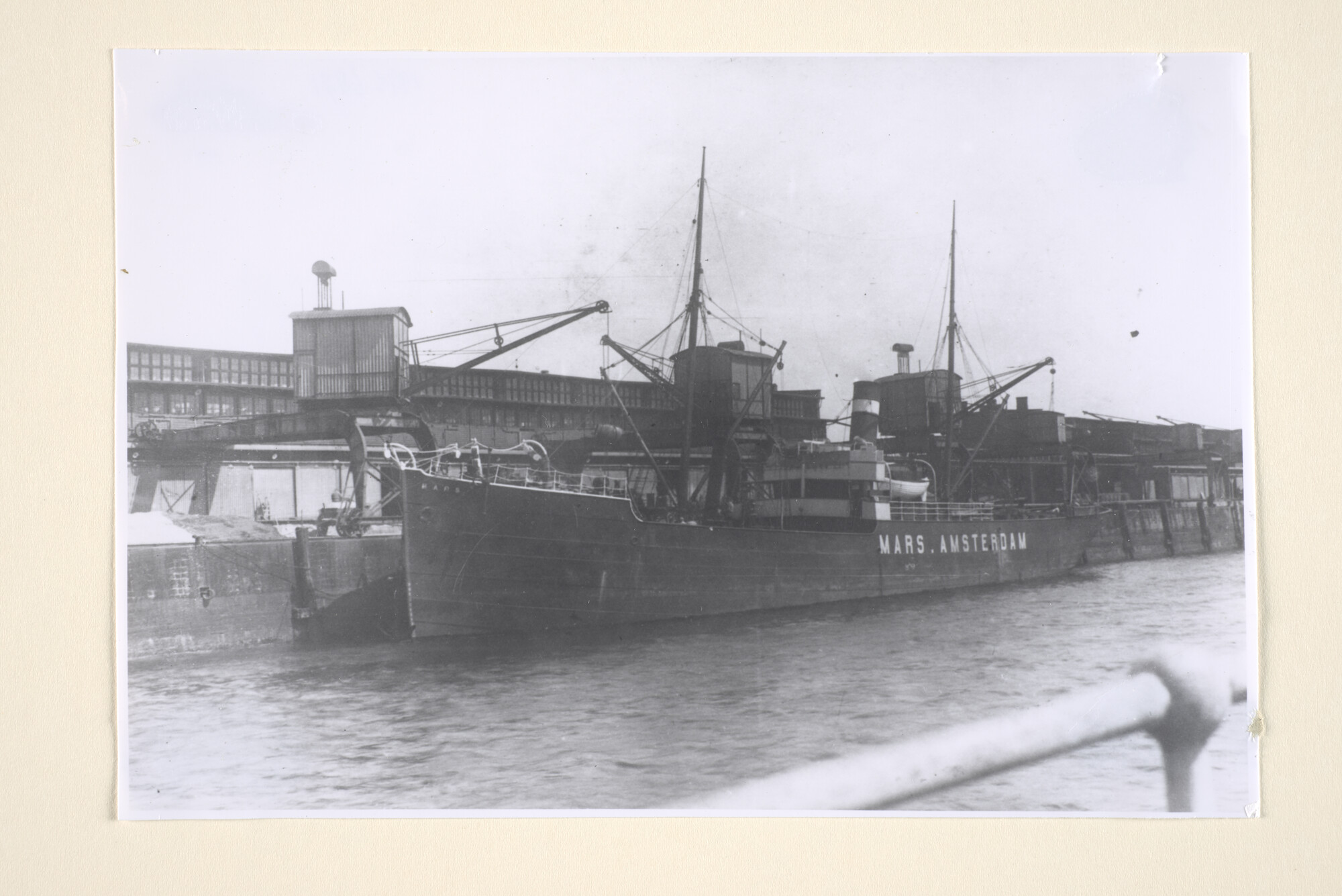 1995.6871; Het vrachtschip ss. 'Mars' van de KNSM ligt afgemeerd aan een kade in de haven van Amsterdam; foto