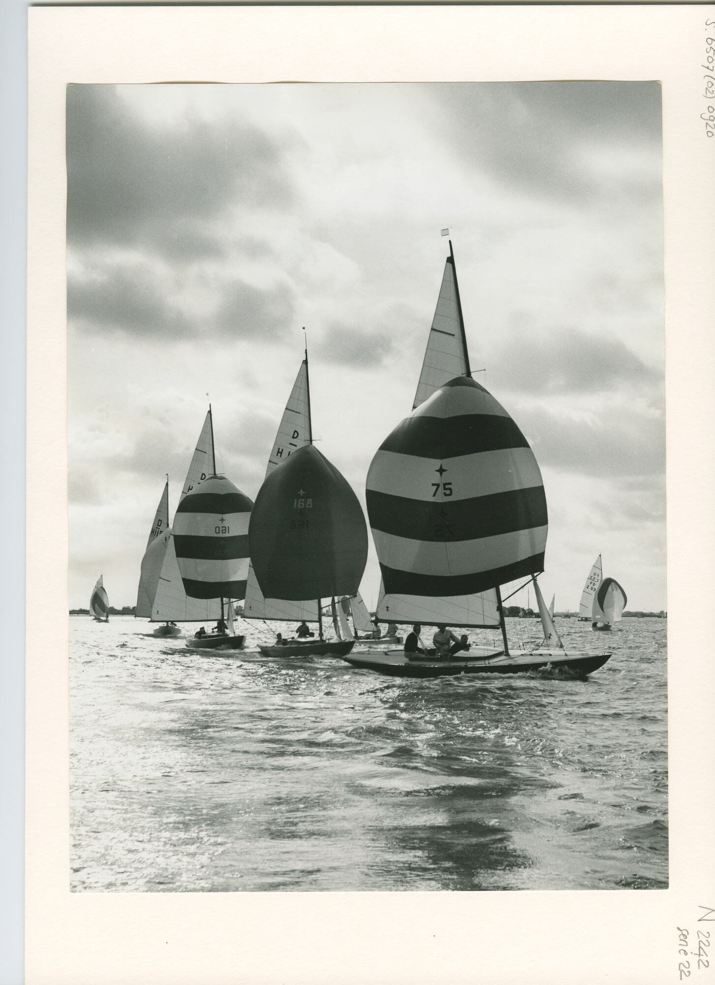 S.6507(02)0920.02; Zwart-wit foto van de Drakenklasse op het Alkmaardermeer; foto