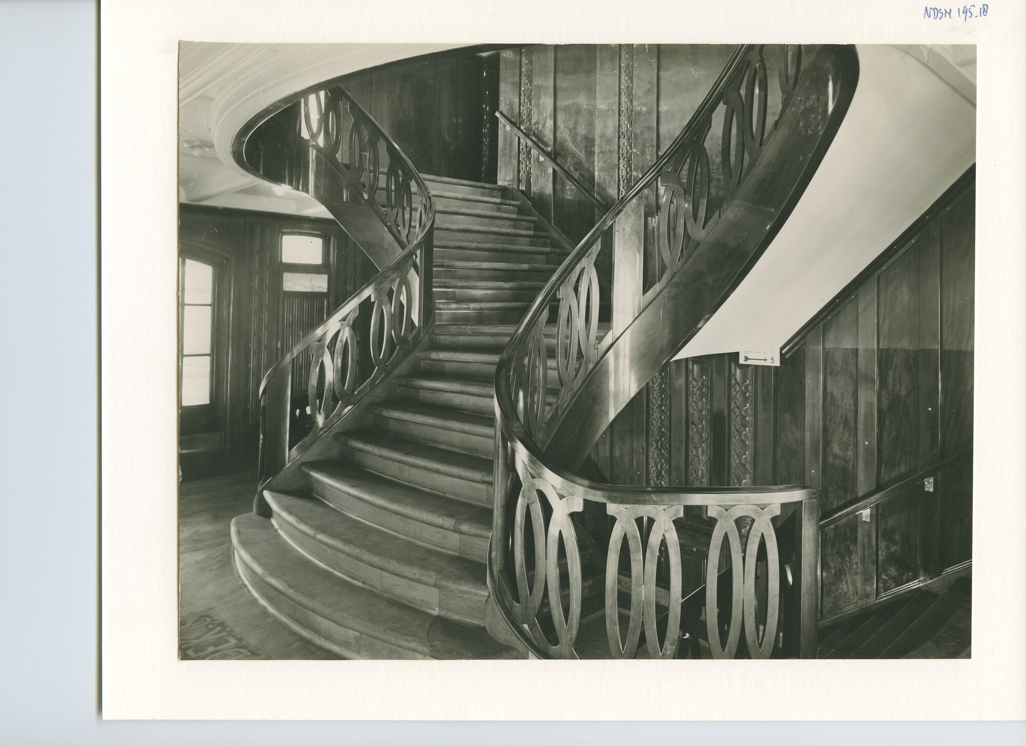 S.5444(0770); Interieurfoto van het mailschip ms. Marnix van Sint Aldegonde; foto