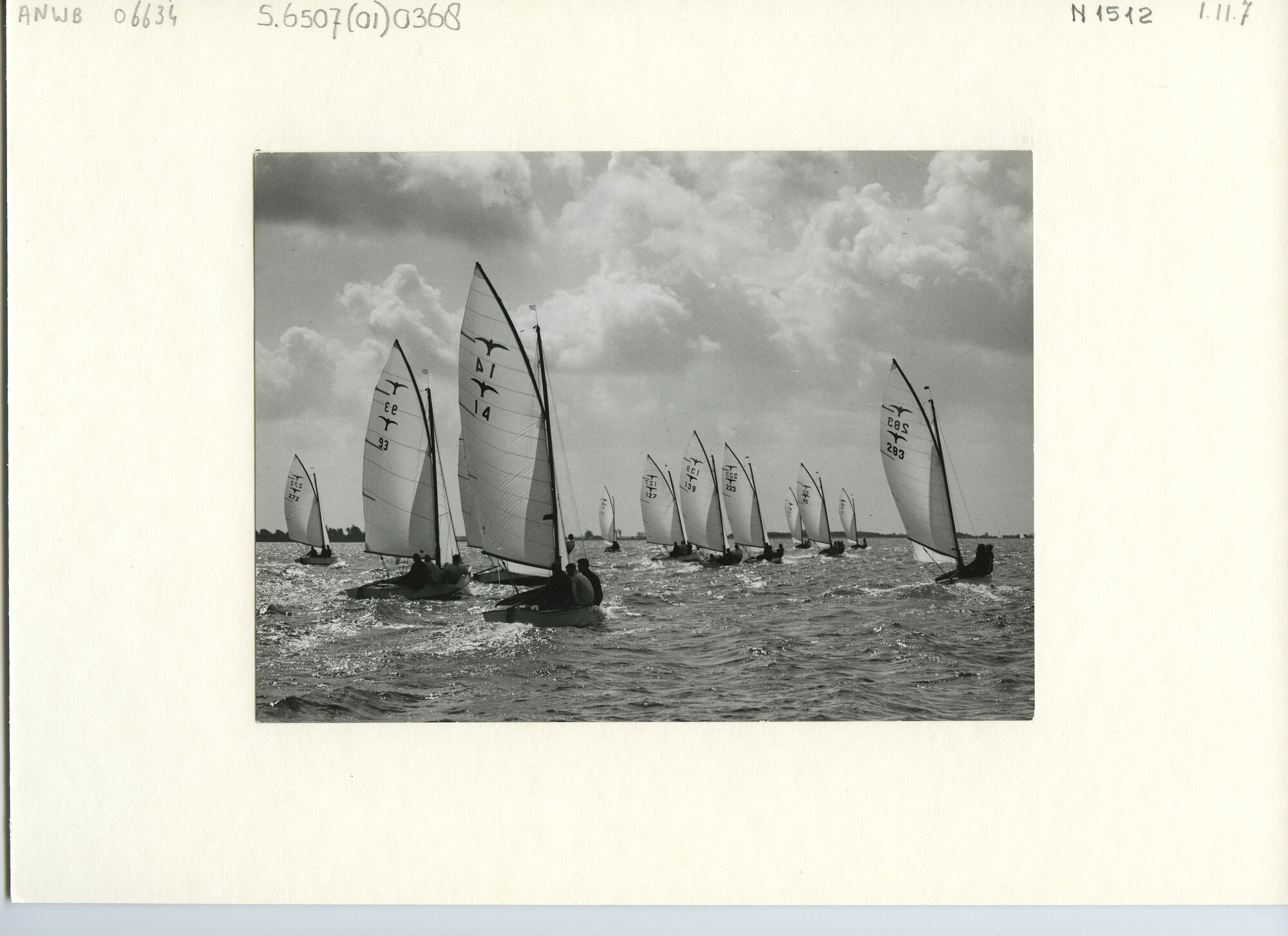 S.6507(01)0368; Foto van de Valkenklasse met ruime wind op het Braassemermeer; foto