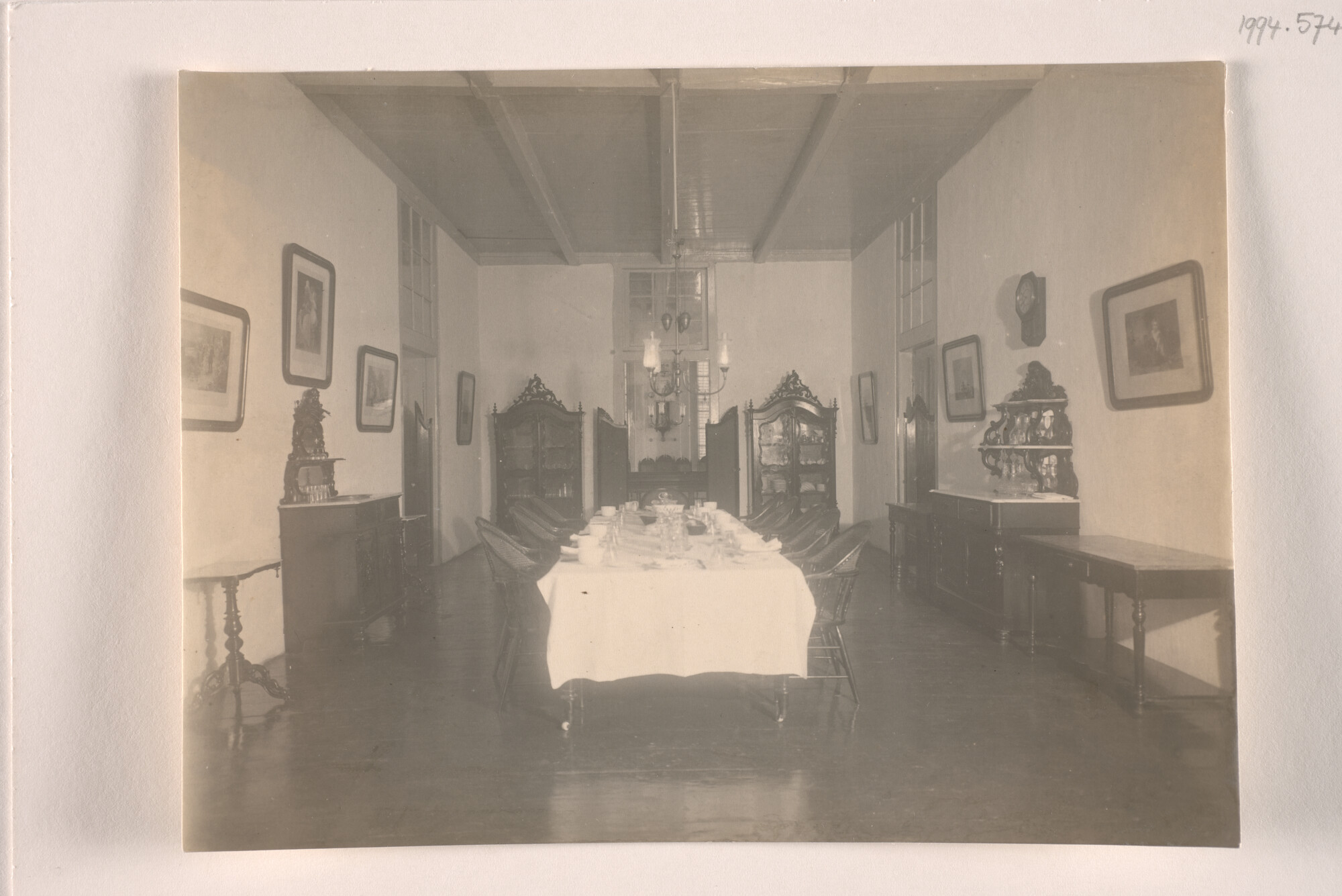 1994.5748; Fotos van de omgeving en interieurfotos van het Paketvaarthuis in Batavia; fotoreportage