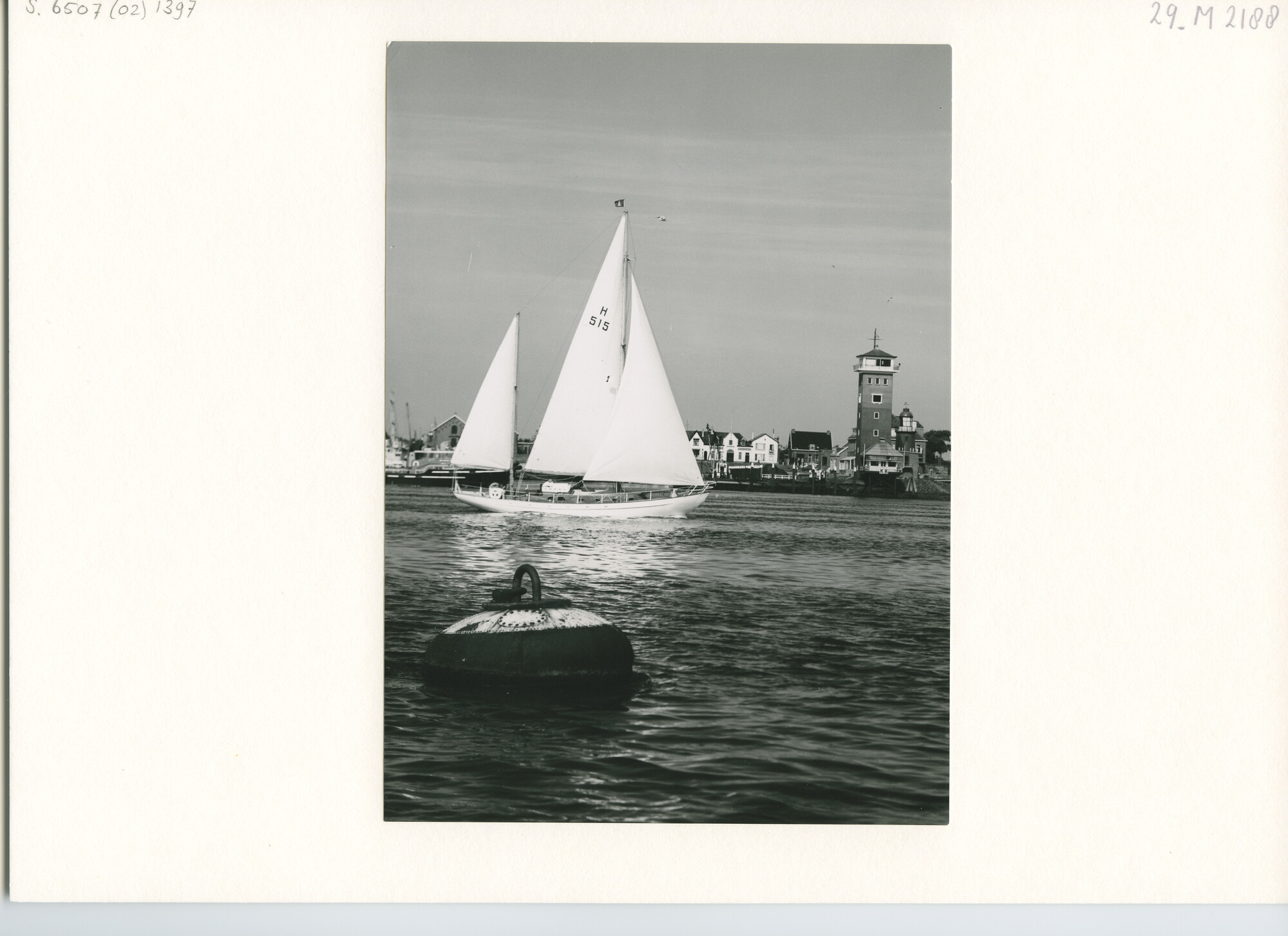 S.6507(02)1397.02; Zwart-wit foto van de kits Pierrette II (H 515) aan de wind tijdens een wedstrijd; foto