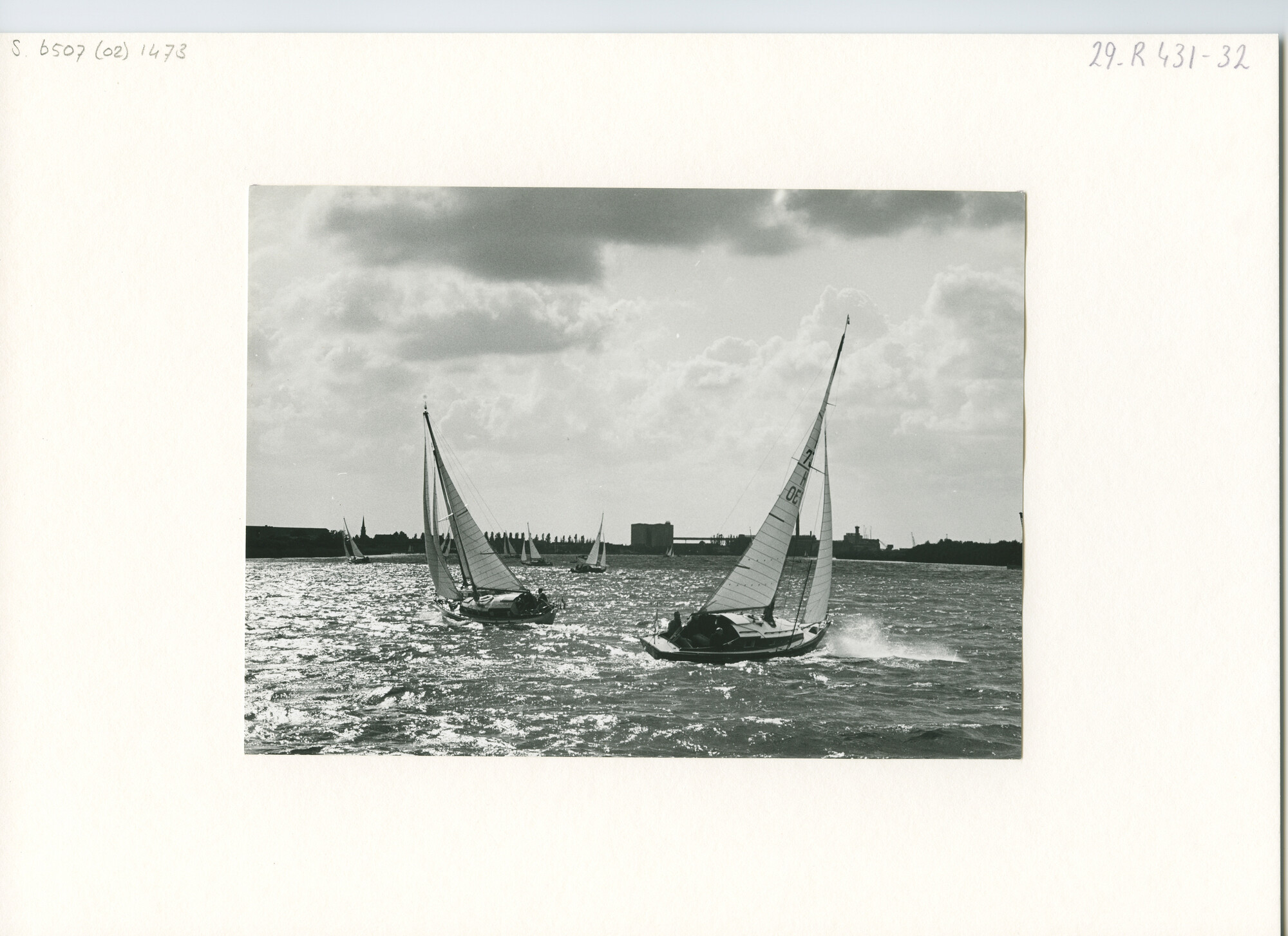 S.6507(02)1473.02; Zwart-wit foto van deelnemers aan de 5-eilandentocht bij Dordrecht; foto