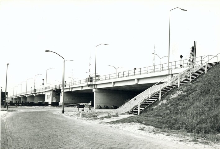 S.5219(12)0551; Fotos van de nieuwe verkeersbrug voor Rijksweg no. 1 bij Muiden gebouwd door de ASM; fotoreportage
