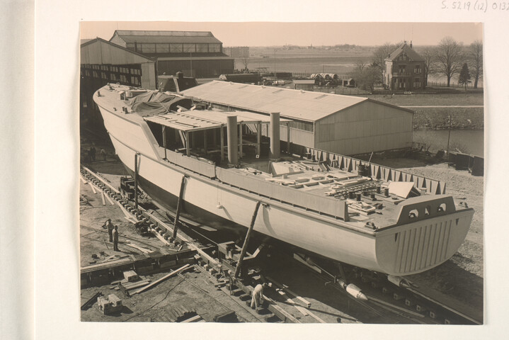 S.5219(12)0132; Foto's van de onder MDAP-voorwaarden gebouwde houten kustmijnenveger Hr.Ms. 'Venlo' (M 817) bij de ASM te Arnhem; fotoreportage