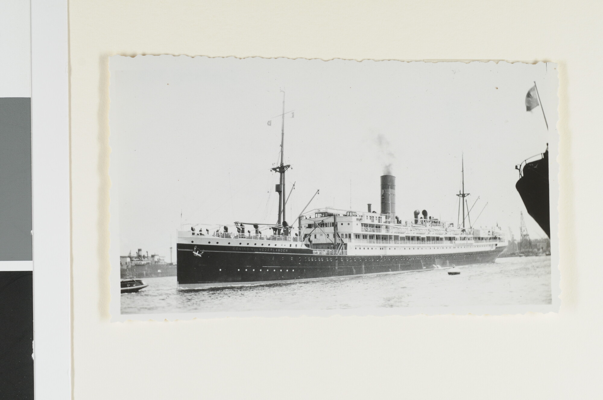 S.4380(04)393; Het mailschip ss. 'Koningin der Nederlanden' vertrekt uit Amsterdam; foto
