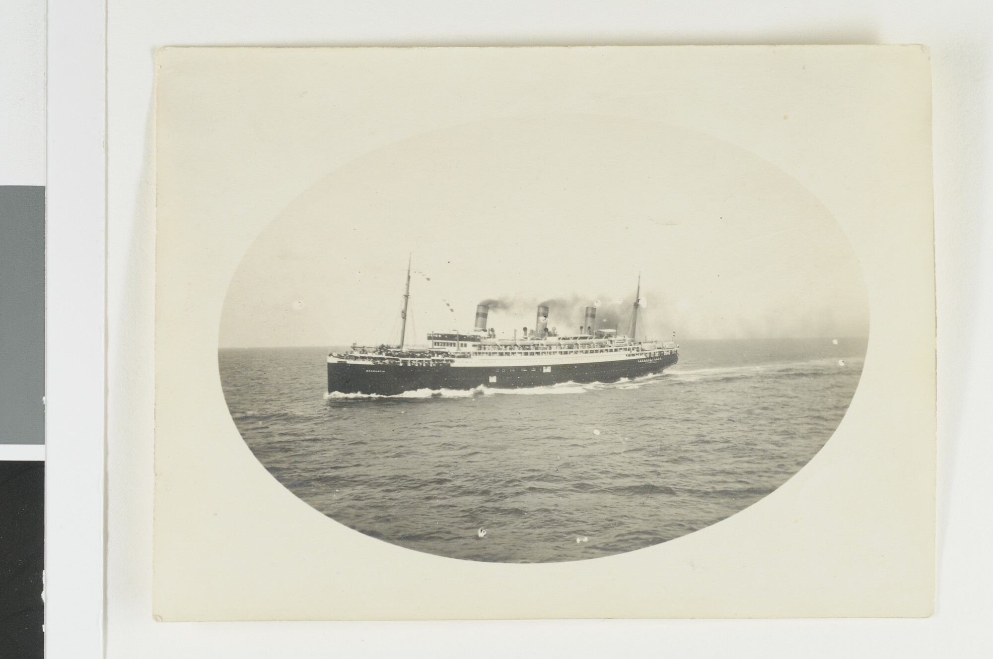S.6952(19)02; Foto's van het passagiersschip ss. Brabantia (ex- William OSwald) van de Koninklijke Hollandsche Lloyd op volle zee; foto