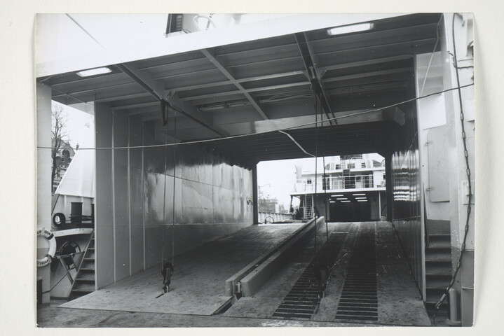 S.5219(12)0463; Foto's van het Ro-Ro vrachtschip 'Amstelstroom', gebouwd op de langshelling van de ASM, afgemeerd aan de Parkkade te Rotterdam; fotoreportage