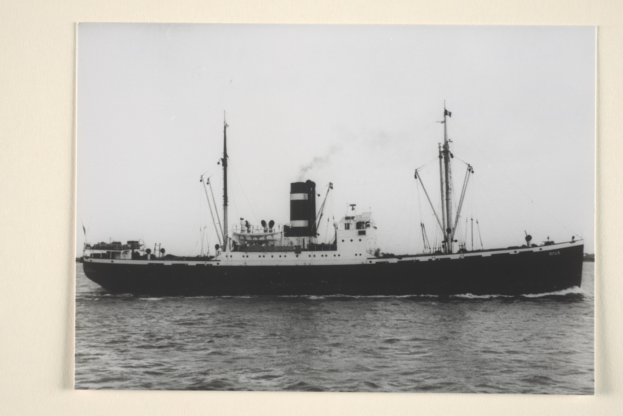 1995.6968; Het vrachtschip ss. 'Titus' van de KNSM; foto