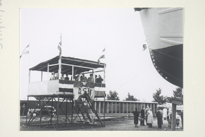 S.5219(12)0082; Foto's van de doop en de tewaterlating van de kustvaarder ms. 'Oosterburgh' van Wm; fotoreportage