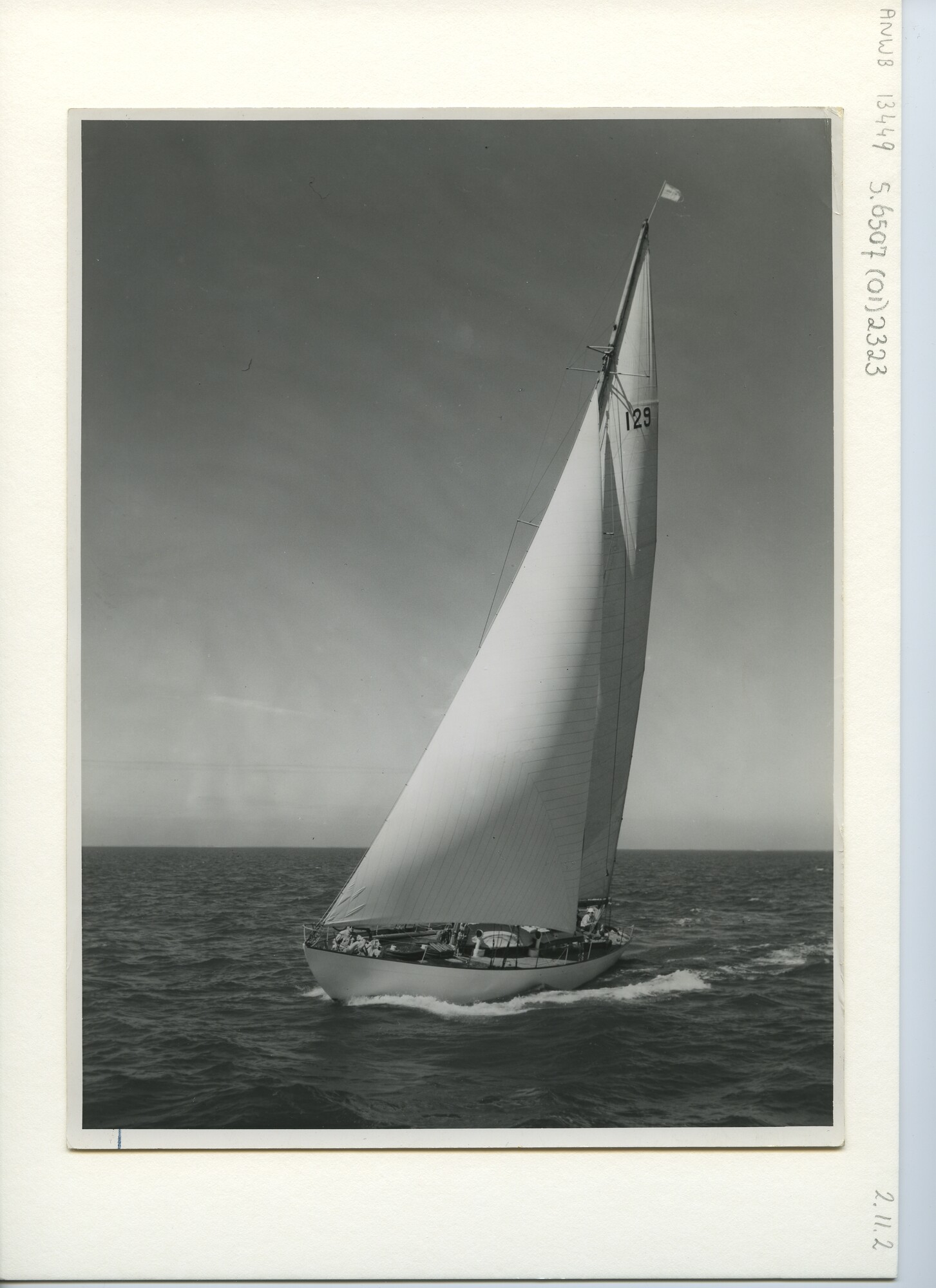 S.6507(01)2323; R.O.R.C.(Nederland) jacht met zeilnummer 129 zeilend aan de wind in volle zee; foto