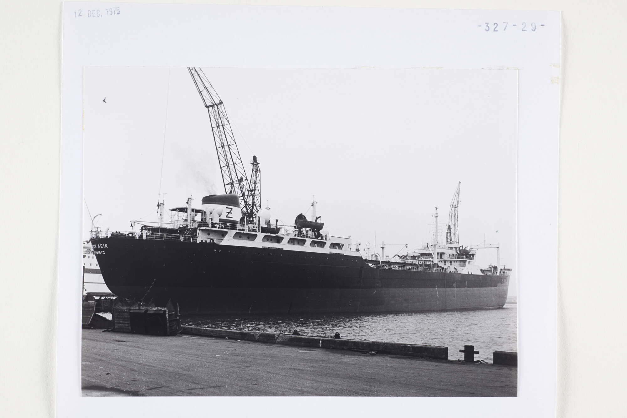 S.5444(5820)2; Foto van de tanker Swan Lake aan een reparatiekade van de NDSM; foto