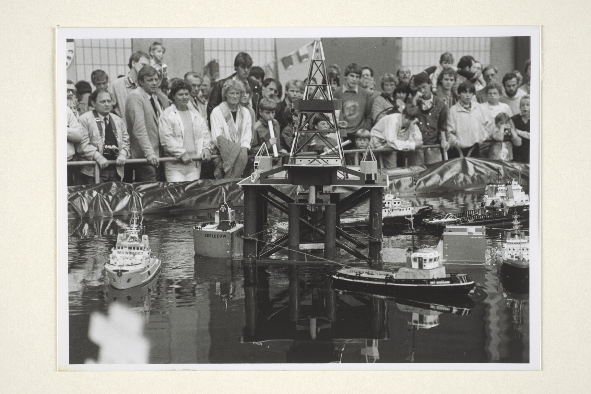 1997.1914; Maritiem Den Bosch 87: publieke belangstelling voor het varen met een model [...]; foto