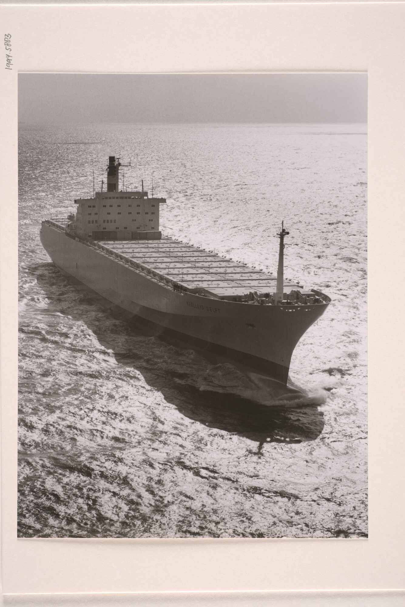 1994.5883; Luchtfoto's van het containerschip ms. 'Nedlloyd Delft' op volle zee; fotoreportage