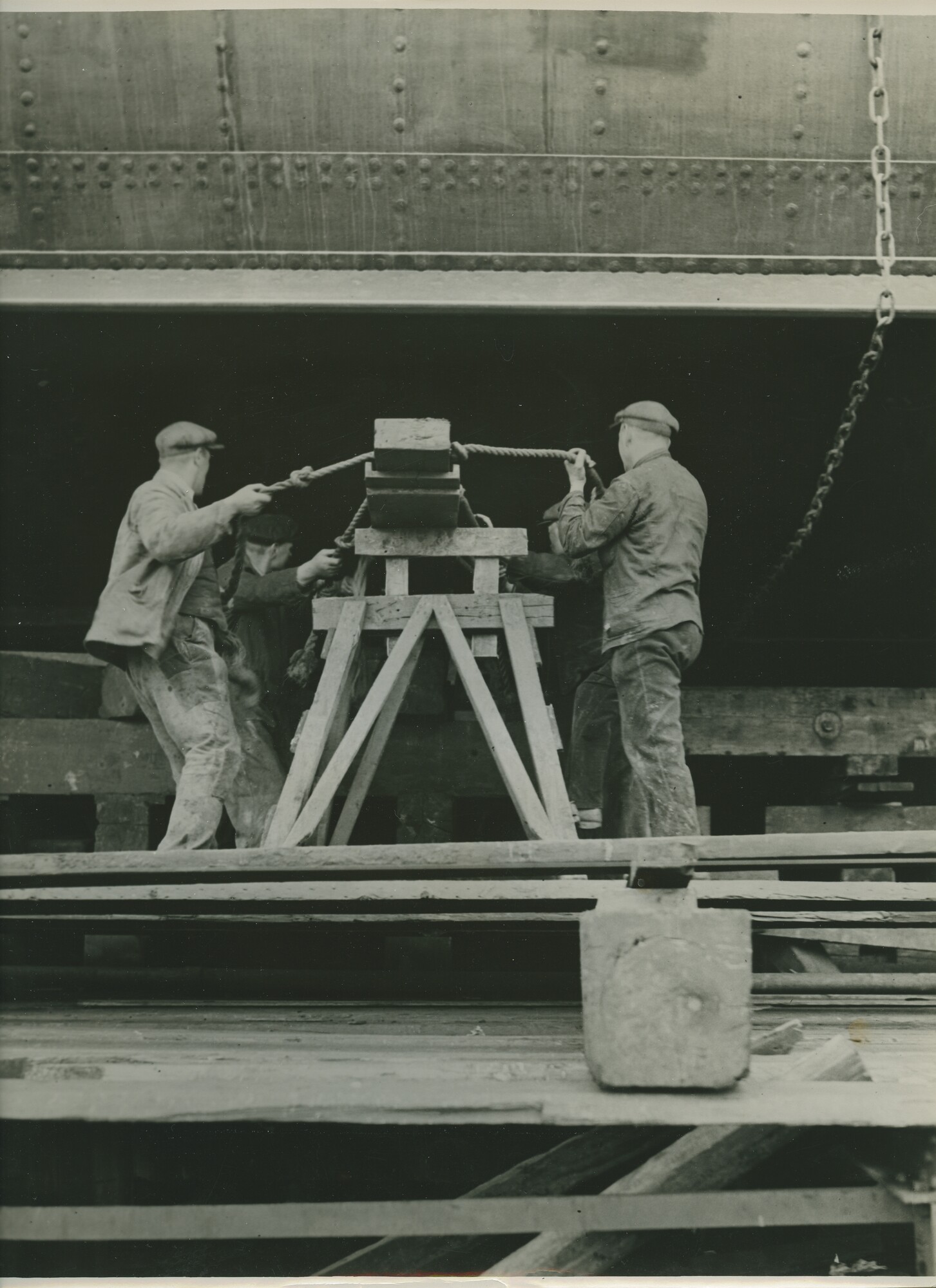 S.5444(0977)4; Foto van de tewaterlating van het Noorse vrachtschip ms. Trondanger ; foto