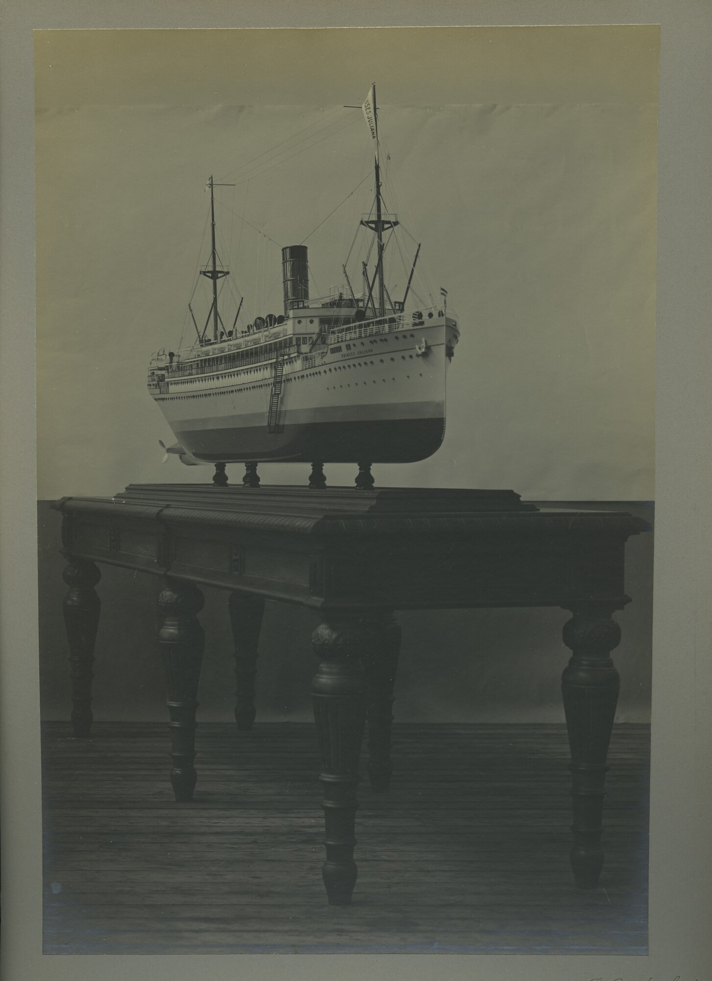S.5444(00262)02; Foto van het scheepsmodel van het mailschip ss. 'Prinses Juliana'; foto