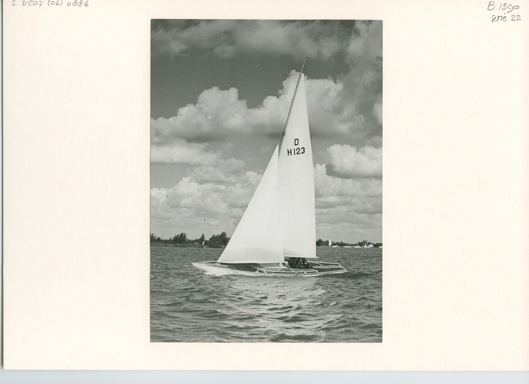 S.6507(02)0886.03; Zwart-wit foto van Braassem 1952: de Drakenklasse op het Braassemermeer; foto