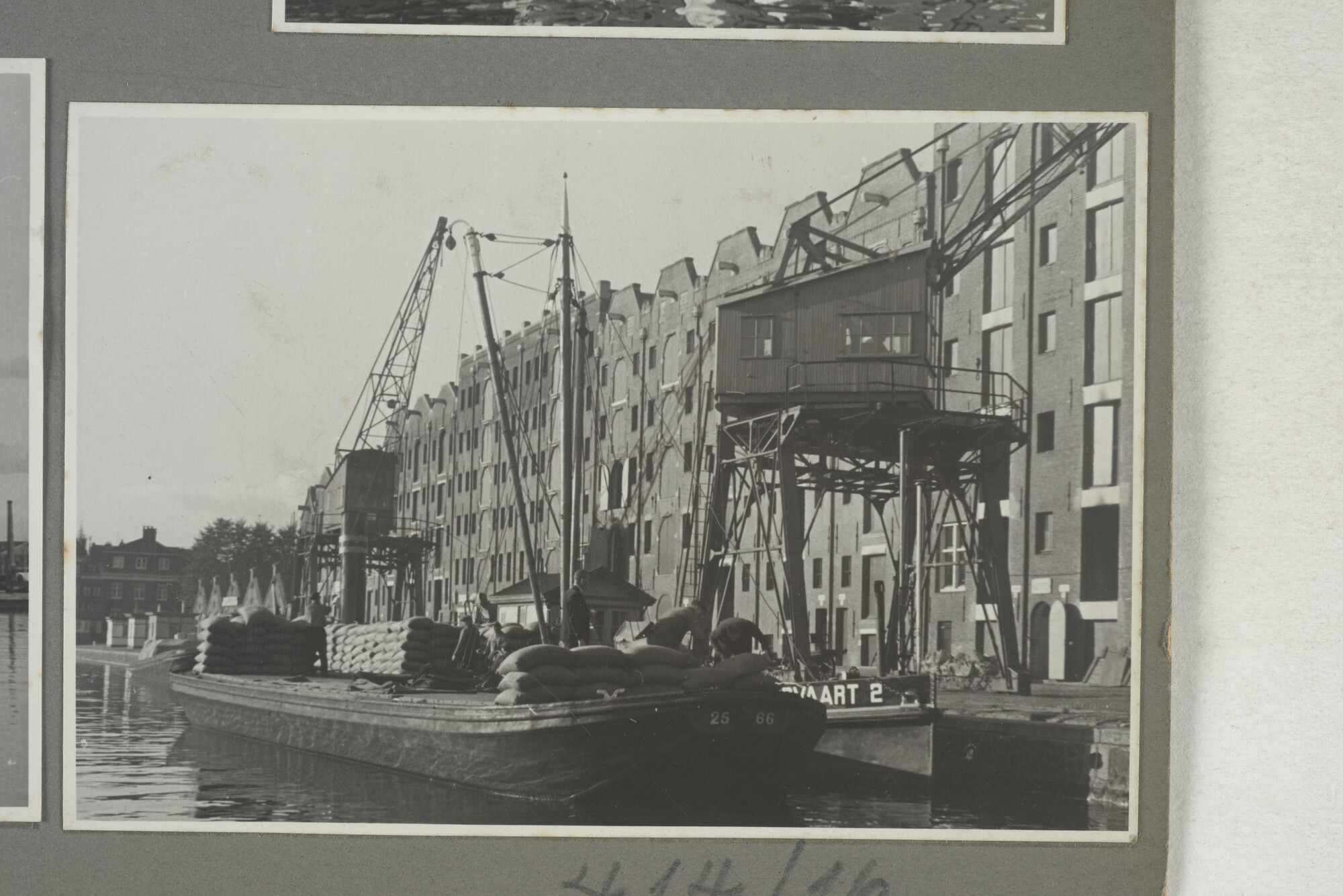 1998.2177; Omslag/ album met een grote hoeveelheid proeffoto's gemaakt door mw. A.M. Wolff-Koller in opdracht van de Gemeente Handelsinrichtingen in Amsterdam; omslag