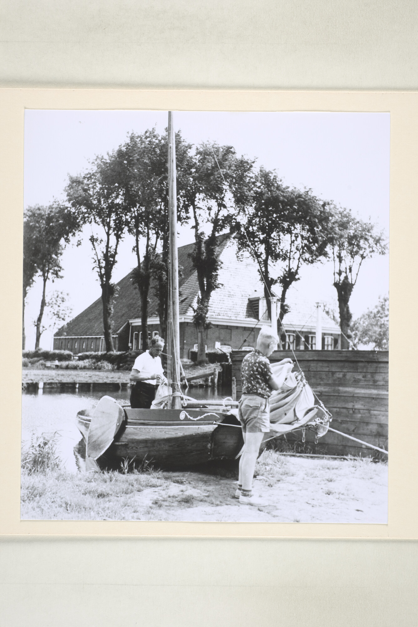 1999.0085; Een dagje varen op het Sneekermeer met de Friese zeilschouw 'Markol', gebouwd in 1926 door Jan Douma te Oppenhuizen voor Frank en Lammert Atsma; fotoreportage