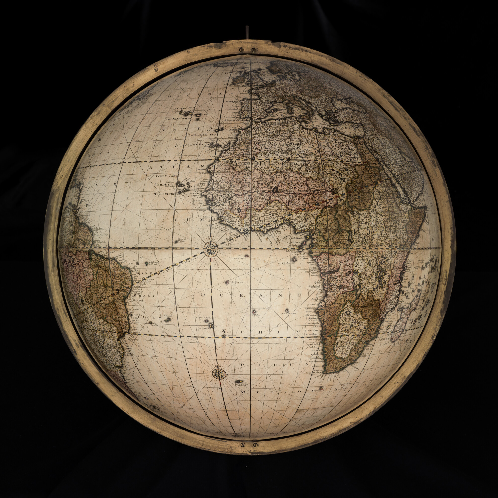 S.1766(01); Aardglobe van 62 cm. in doorsnede door Gerard en Leonard Valk, 1745; globe