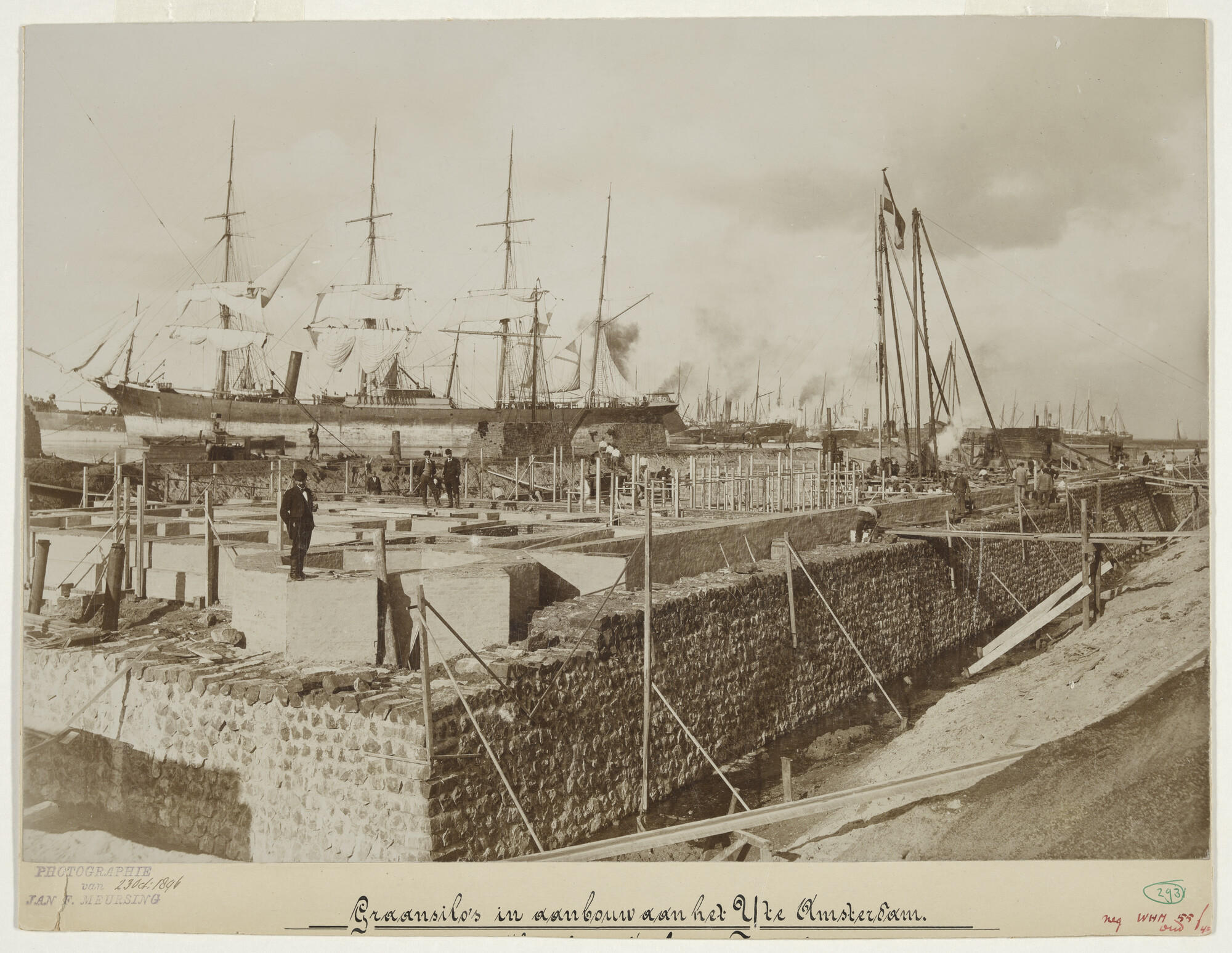 S.1156(06)118; De Westerdoksdijk te Amsterdam, met de bouwput voor de graansilo's, waarin het heiwerk is begonnen; foto