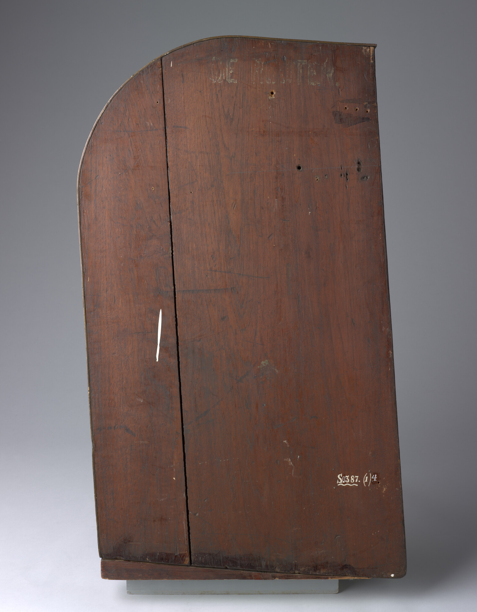 S.0387(01)4; Valreepsbord afkomstig van Hr.Ms. pantserschip De Ruyter; boordversiering
