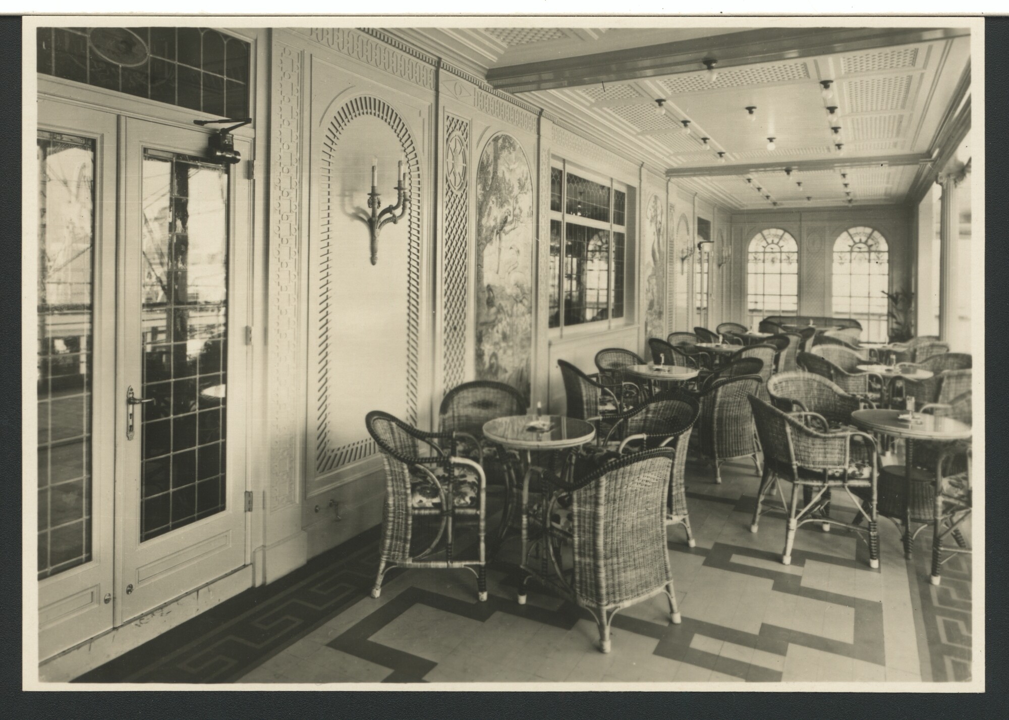 A.5779(74); Dertien foto's van het luxueuze interieur van het passagiersschip ss. "Statendam"; prentbriefkaart-serie