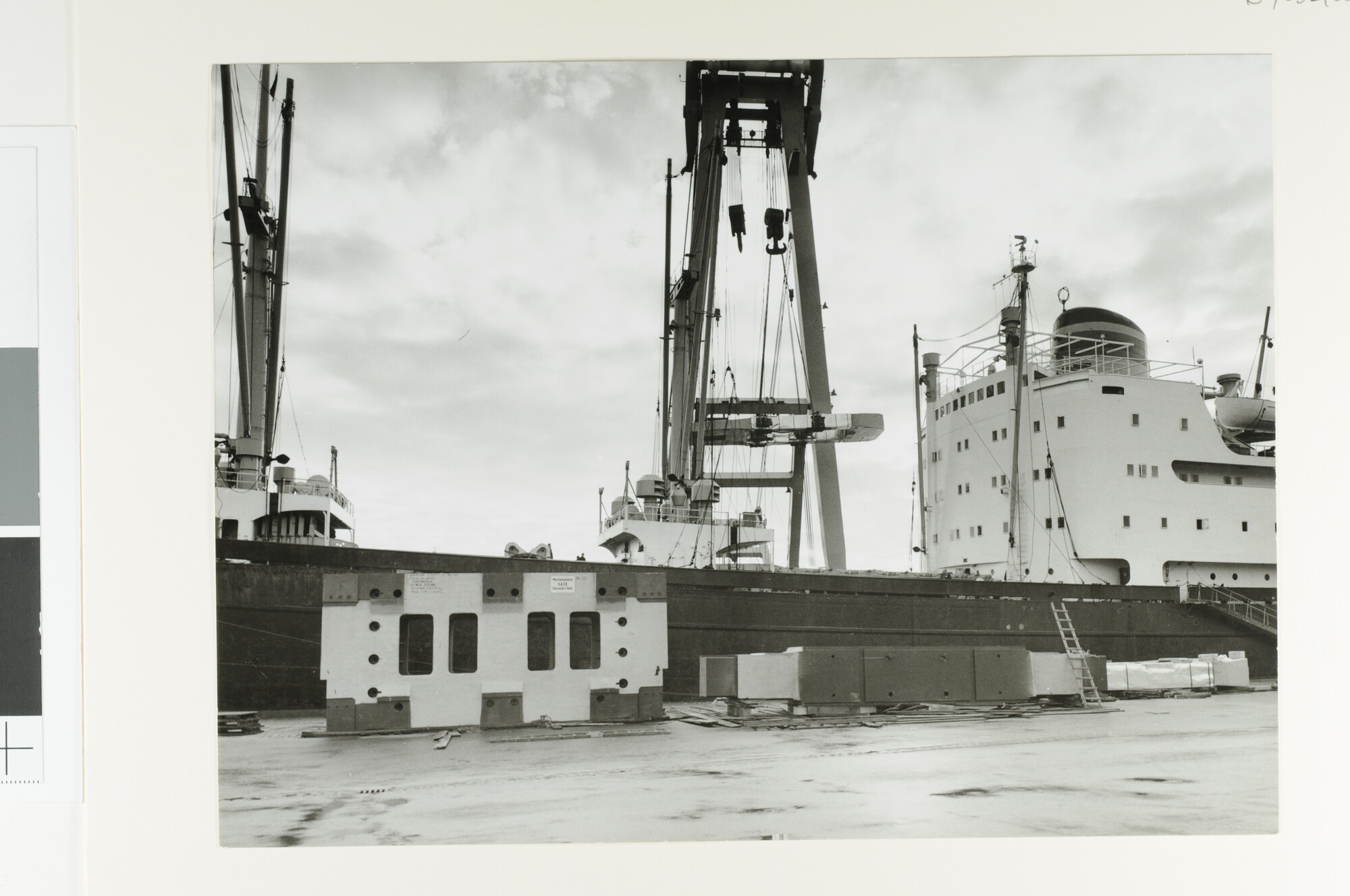 S.7032(008); Foto's van het hijsen van zware lasten aan boord van het vrachtschip ms. 'Loppersum' van de NV; fotoreportage