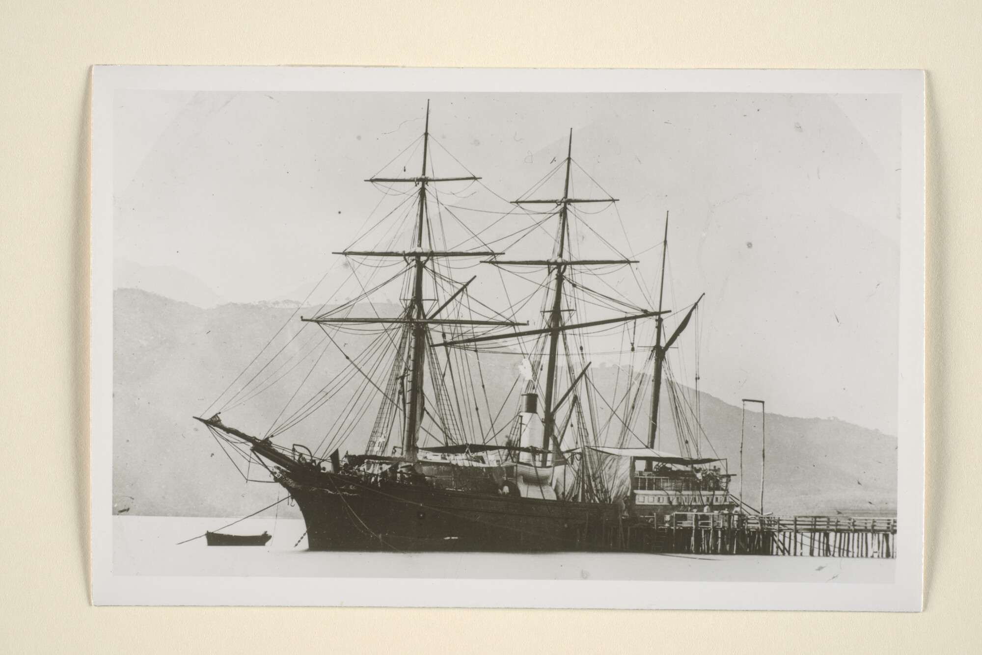 1996.1369; Het stoomschip met zeilvermogen 'Menado' eigendom van Cores de Vries te Rotterdam ligt afgemeerd (ergens) in de Indische archipel; foto