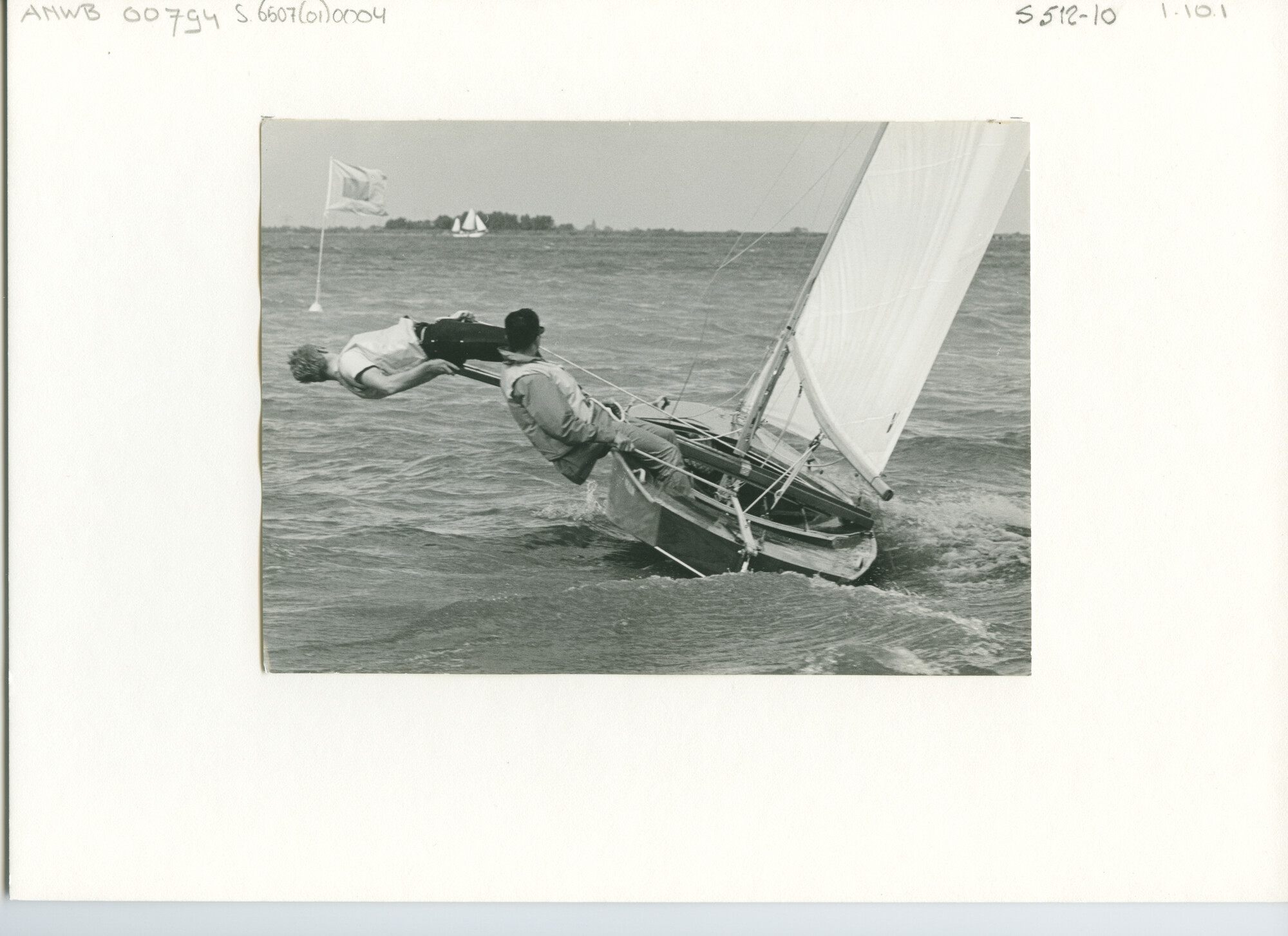 S.6507(01)0004; Hollandweek II: Hornet aan de wind op het IJsselmeer voor Muiden; foto
