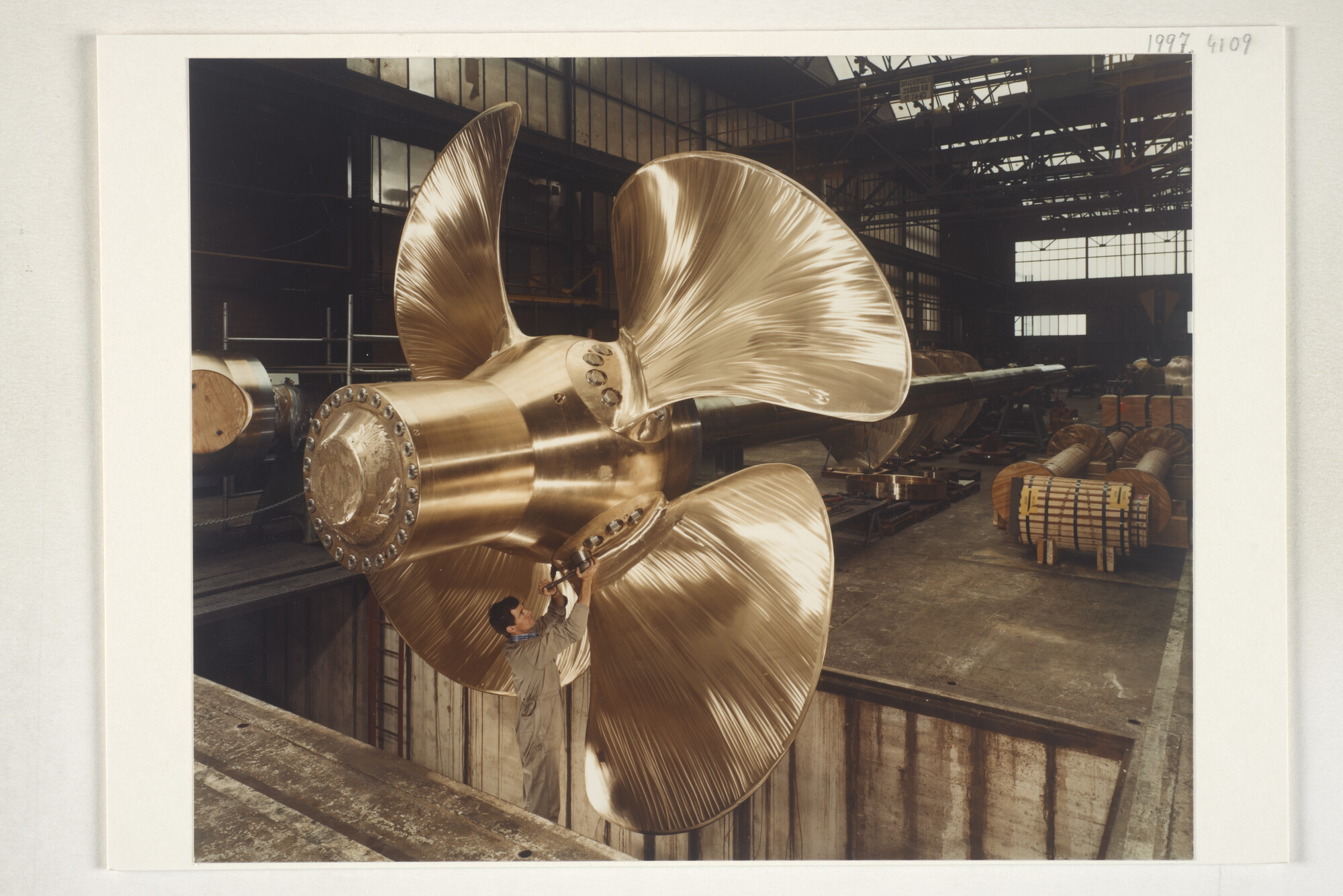 1997.4109; Montage van de bladen aan een nieuwe scheepsschroef bij de [...]; foto