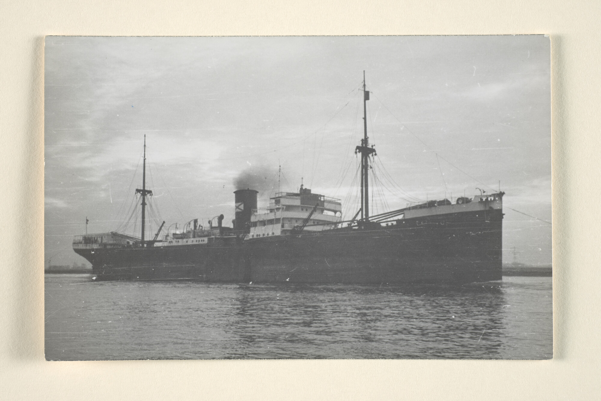 1995.1740; Het vrachtschip ss. Amstelkade (ex- Salawati van de Stoomvaart Maatschappij Nederland) van de NV; foto