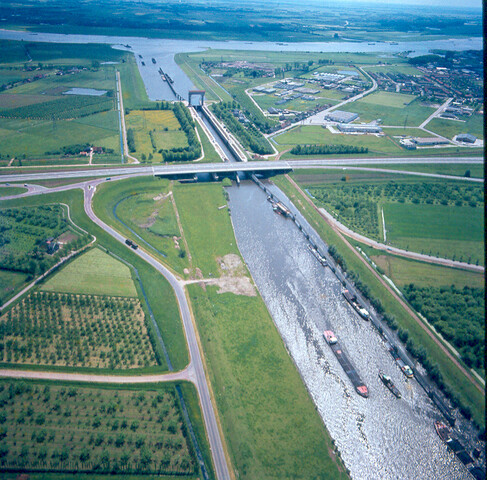 S.9100(4043); Luchtfoto Prins Bernhardsluis bij Tiel. Dia van de Waal met sluis bij Tiel; diapositief