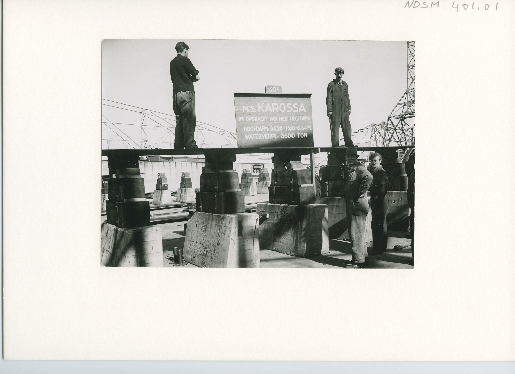 S.5444(1642); Foto van de kiellegging van het vracht-passagiersschip ms. Karossa van de KPM; foto
