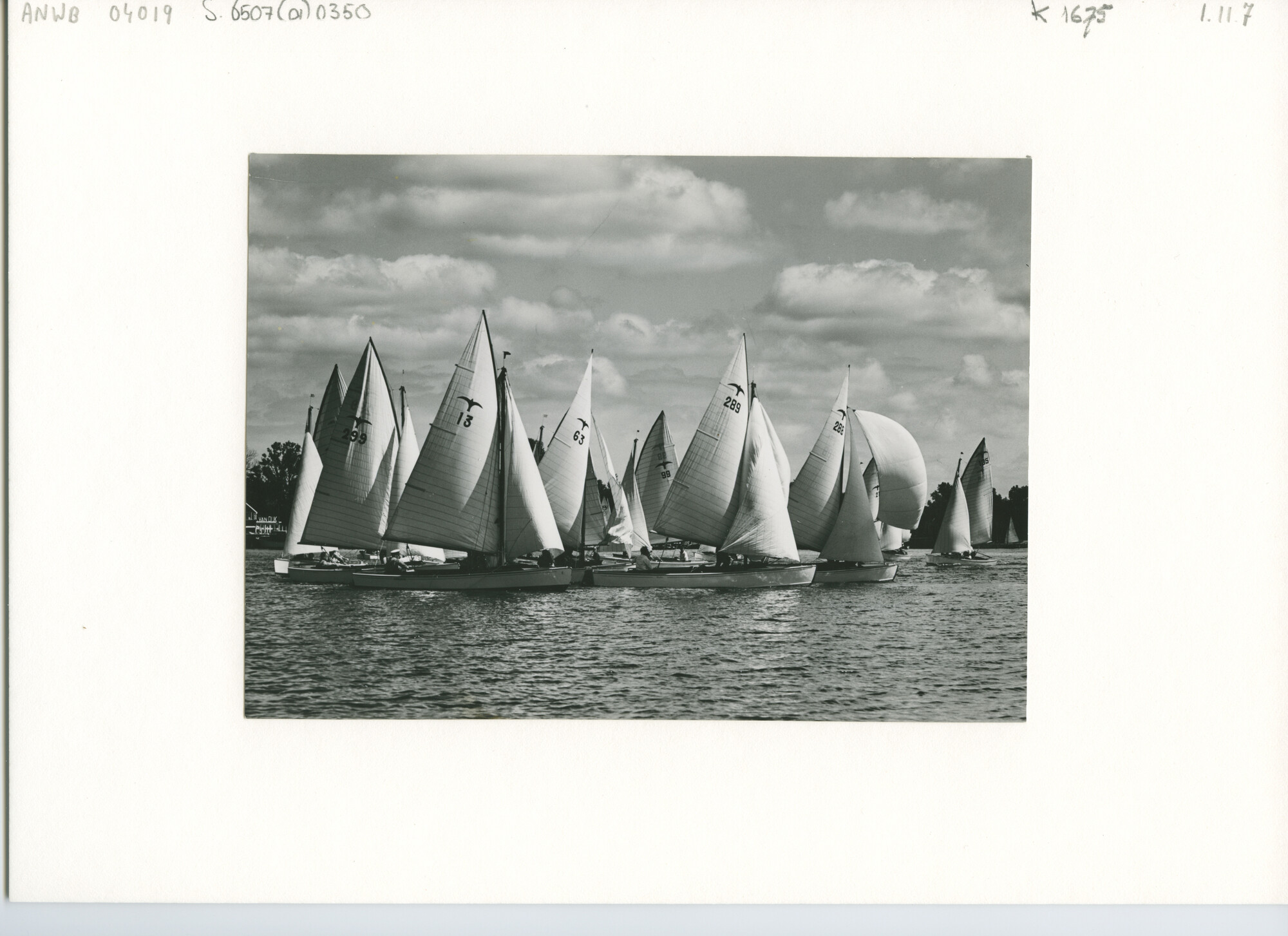 S.6507(01)0350; Foto van de Hollandweek I: de Valkenklasse rondt een gijpboei op de Loosdrechtse Plassen; foto