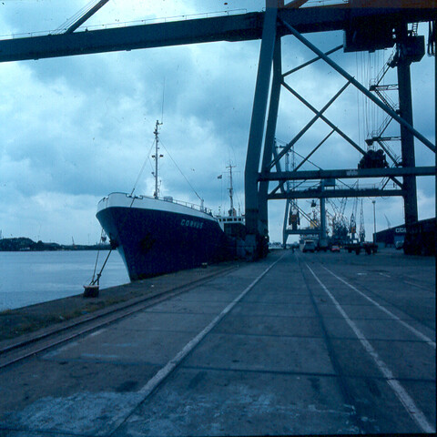 S.9100(8669); Dia Ro-Ro terminal VCK: 'Trans Germania' voor de wal; diapositief