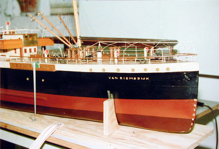 A.2965; Model van het vracht- en passagiersschip ss. Van Riemsdijk; scheepsmodel