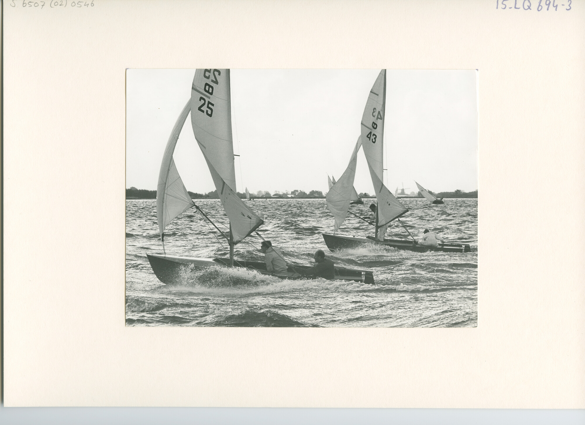 S.6507(02)0546.02; Zwart-wit foto van de Schakel-klasse op het Braassemermeer bij harde wind; foto