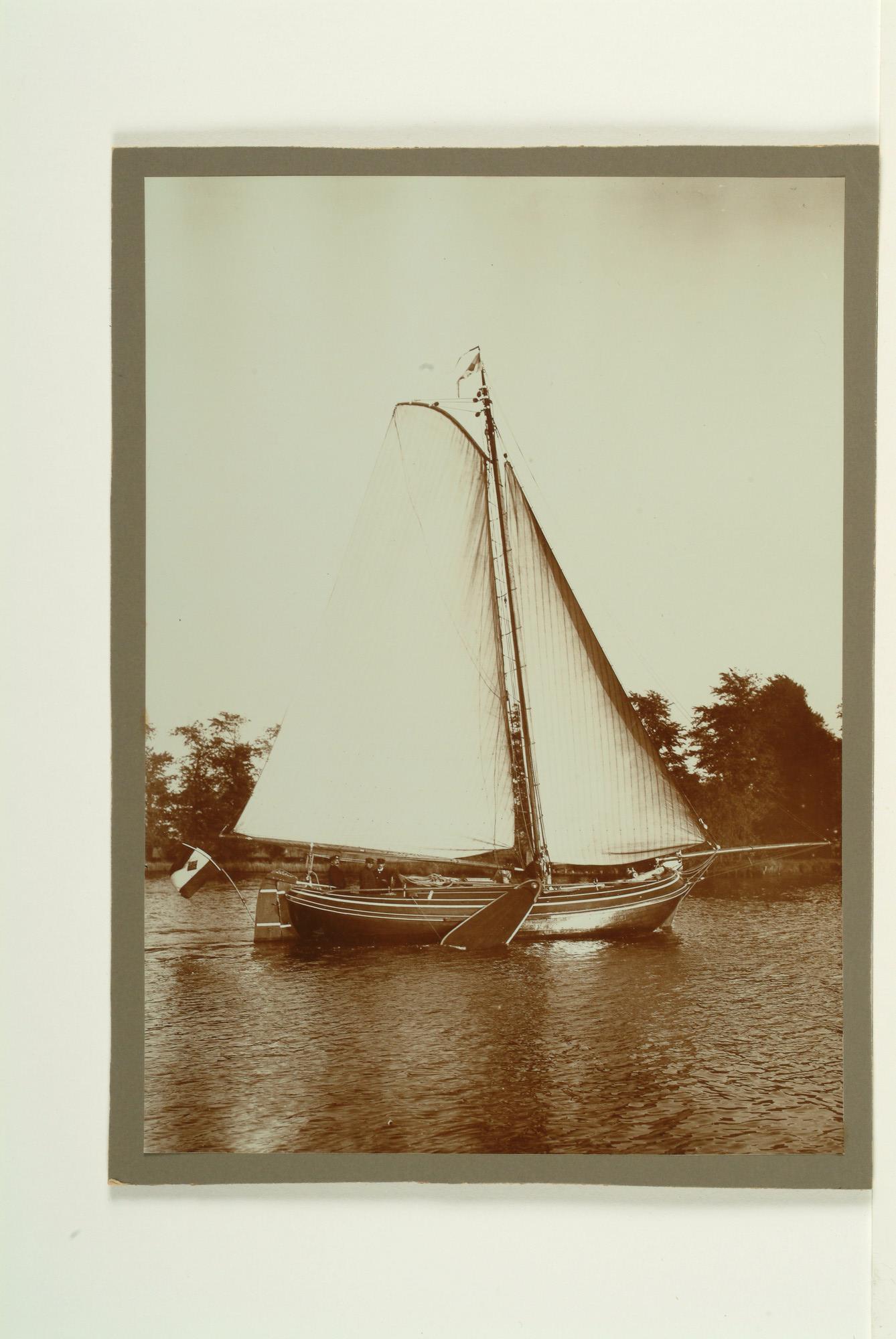 S.7166(71); Een boeier onder zeil; foto