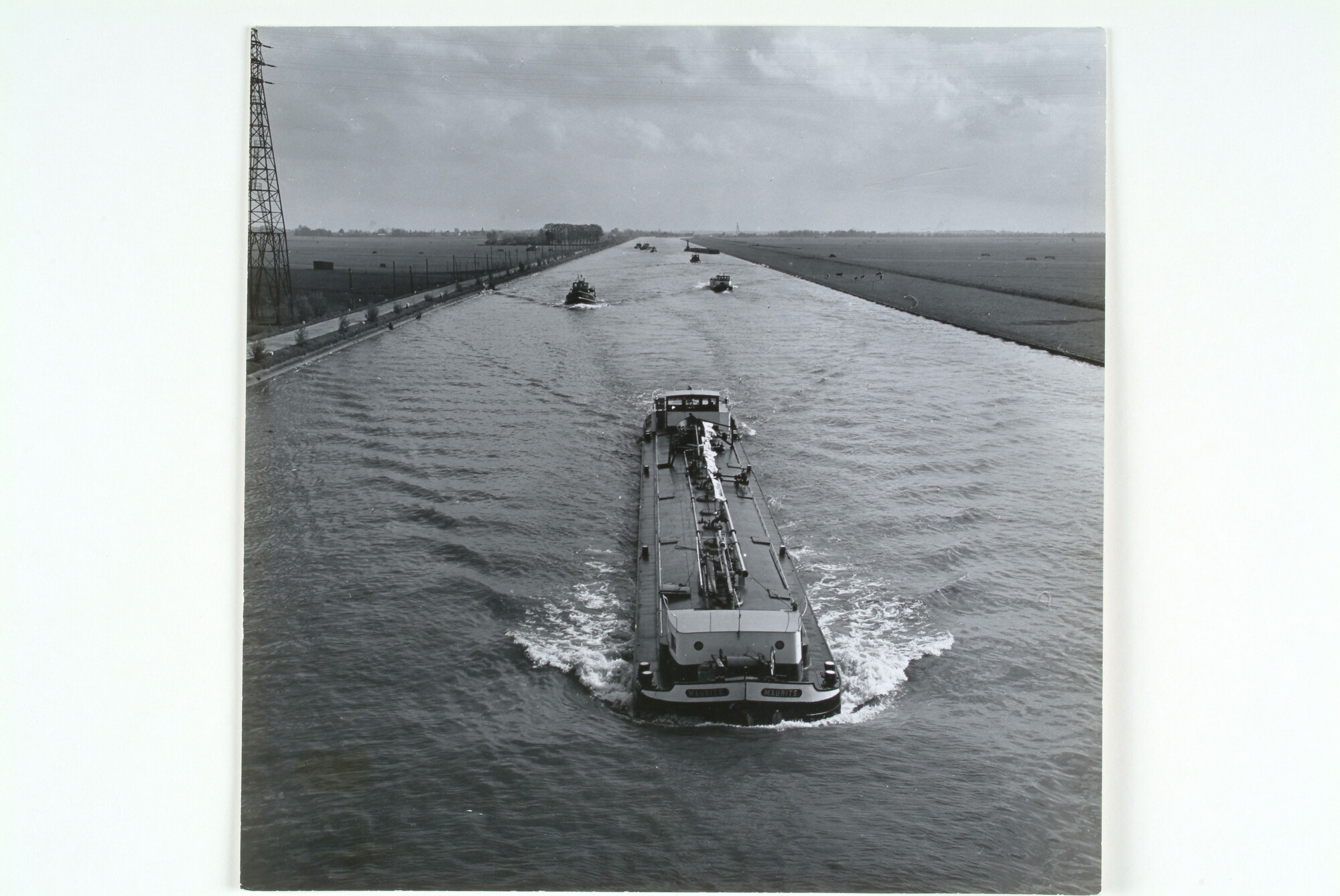 1996.4665; Gezicht op het Amsterdam-Rijnkanaal. Op de voorgrond vaart de binnenvaarttanker ms. "Maurits", 1952; foto