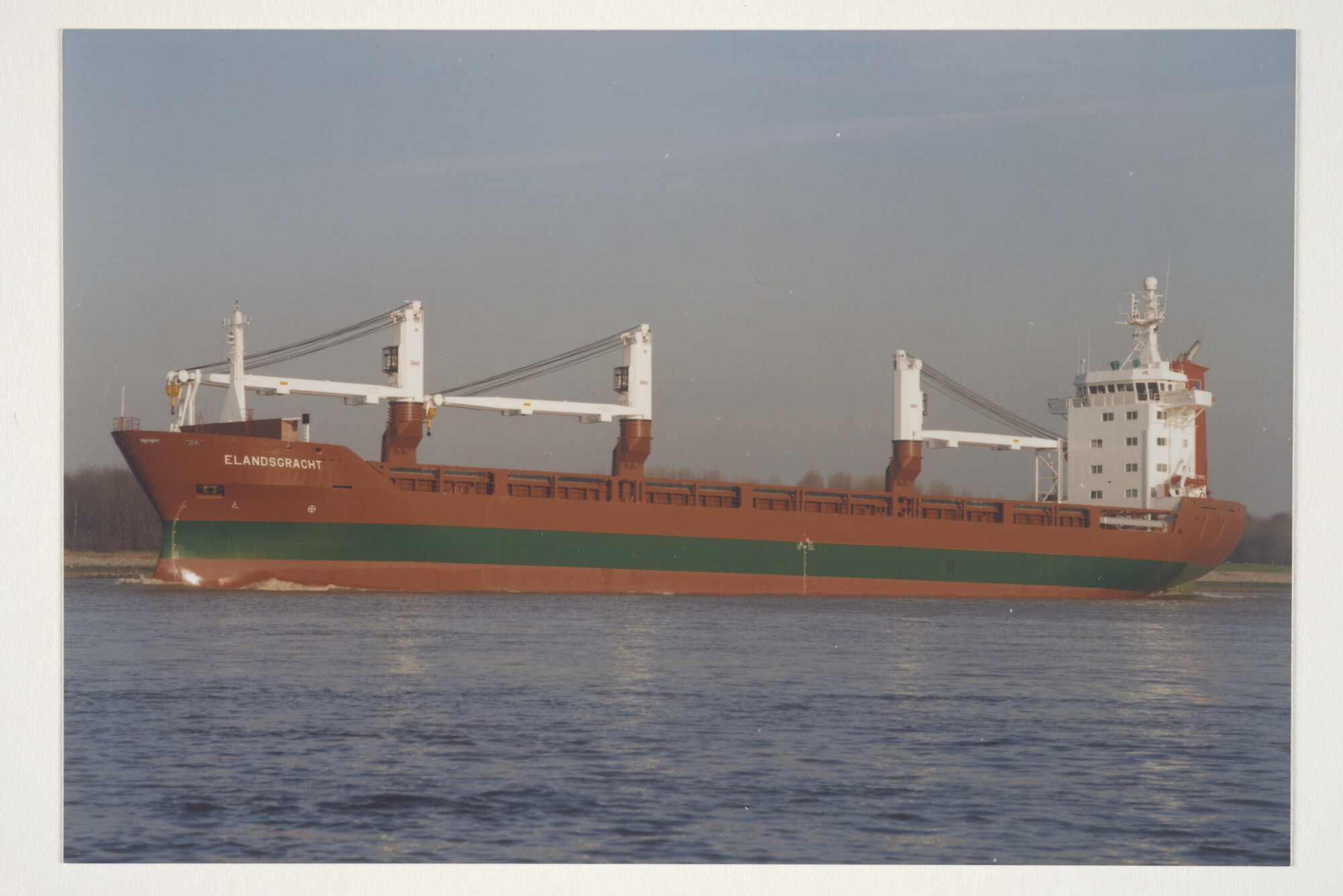 2000.0850; Kleurenfoto van het vrachtschip ms. 'Elandsgracht' van C.V. Scheepvaart Onderneming Elandsgracht (Spliethoff's Bevrachtingskantoor) te Amsterdam [...]; foto