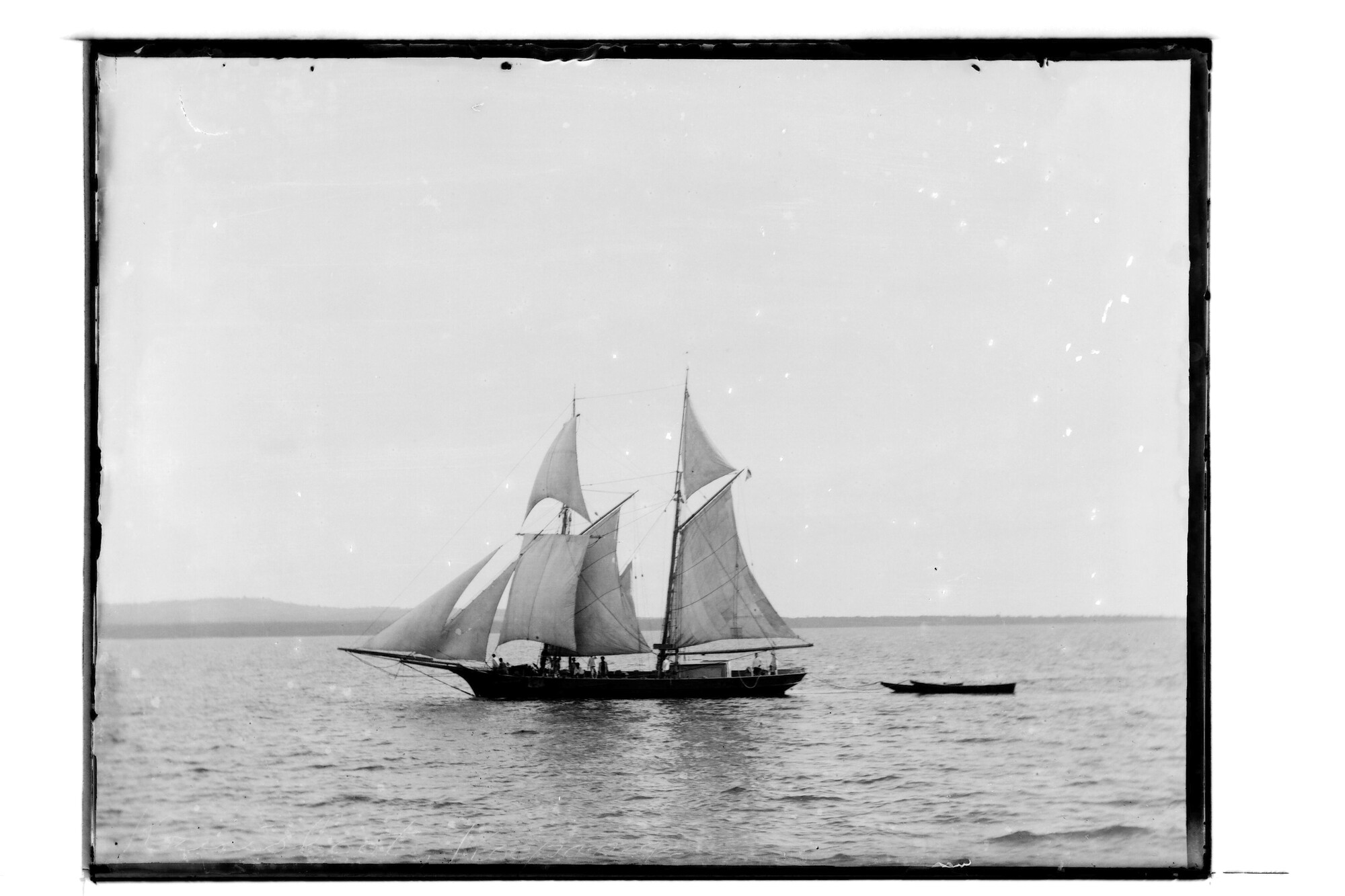 S.3319(077)a; Een kruisboot op de rede van Timor-Koepang; negatief