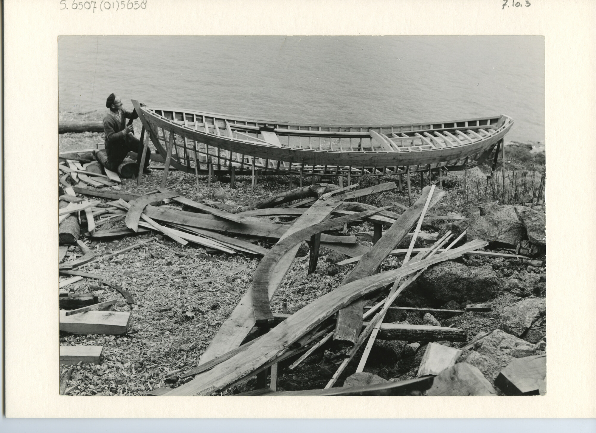S.6507(01)5658; Foto van een visserboot in aanbouw; foto