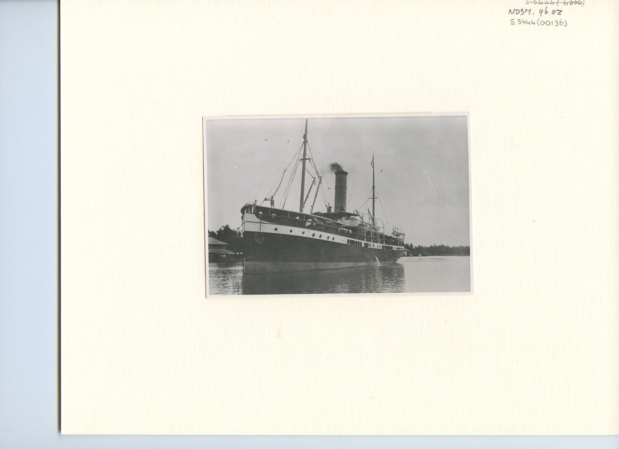 S.5444(0136); Foto van het vracht- en passagiersschip ss. Van der Capellen van de KPM vertrekt van een Indische rivier; foto