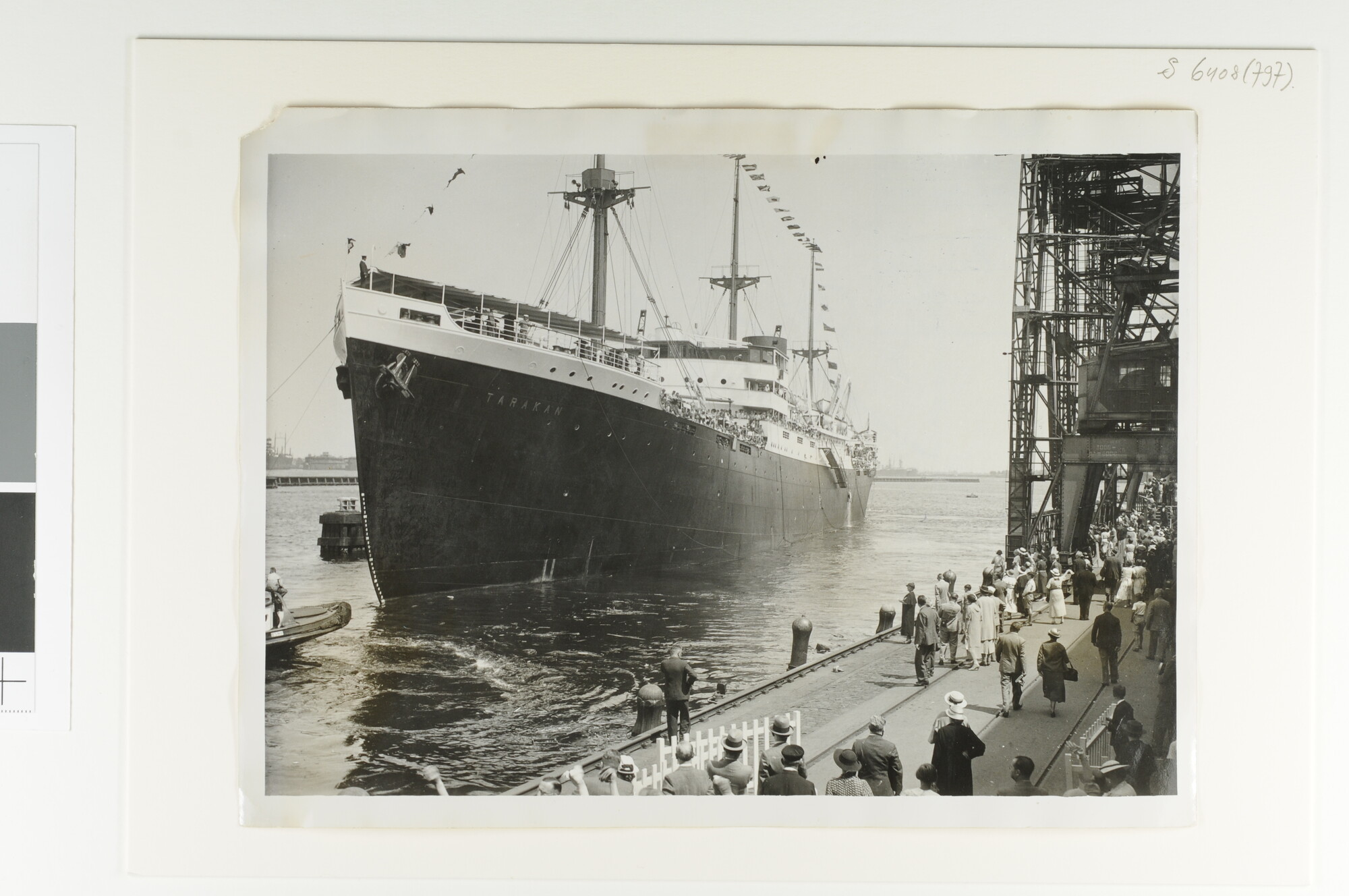 S.6408(0797); Het vertrek van ms. Tarakan, ingericht als touristen- en kampeerschip [...]; foto